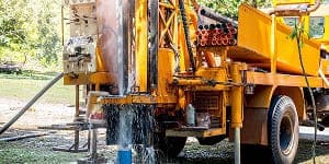 Бурение грунта до водоносного слоя (известняк или песок)